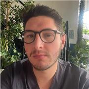 Profesor titular en Medicina, que imparte clases online